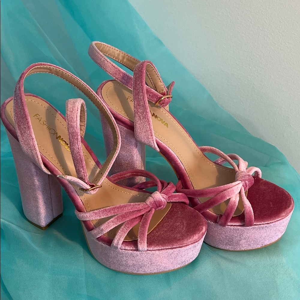 Fashion Nova Blush Velvet Platform Sandals size 6
soft material!
BRAND NEW!